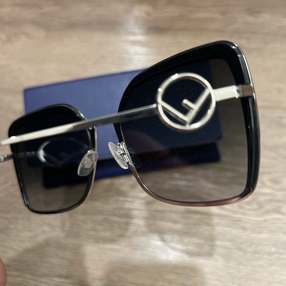FENDI sunglasses - Picture 3 of 4